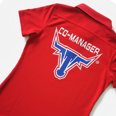 Tipo-polo-espalda-rojo-RoozColors