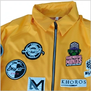 Uniforme amarillo frente